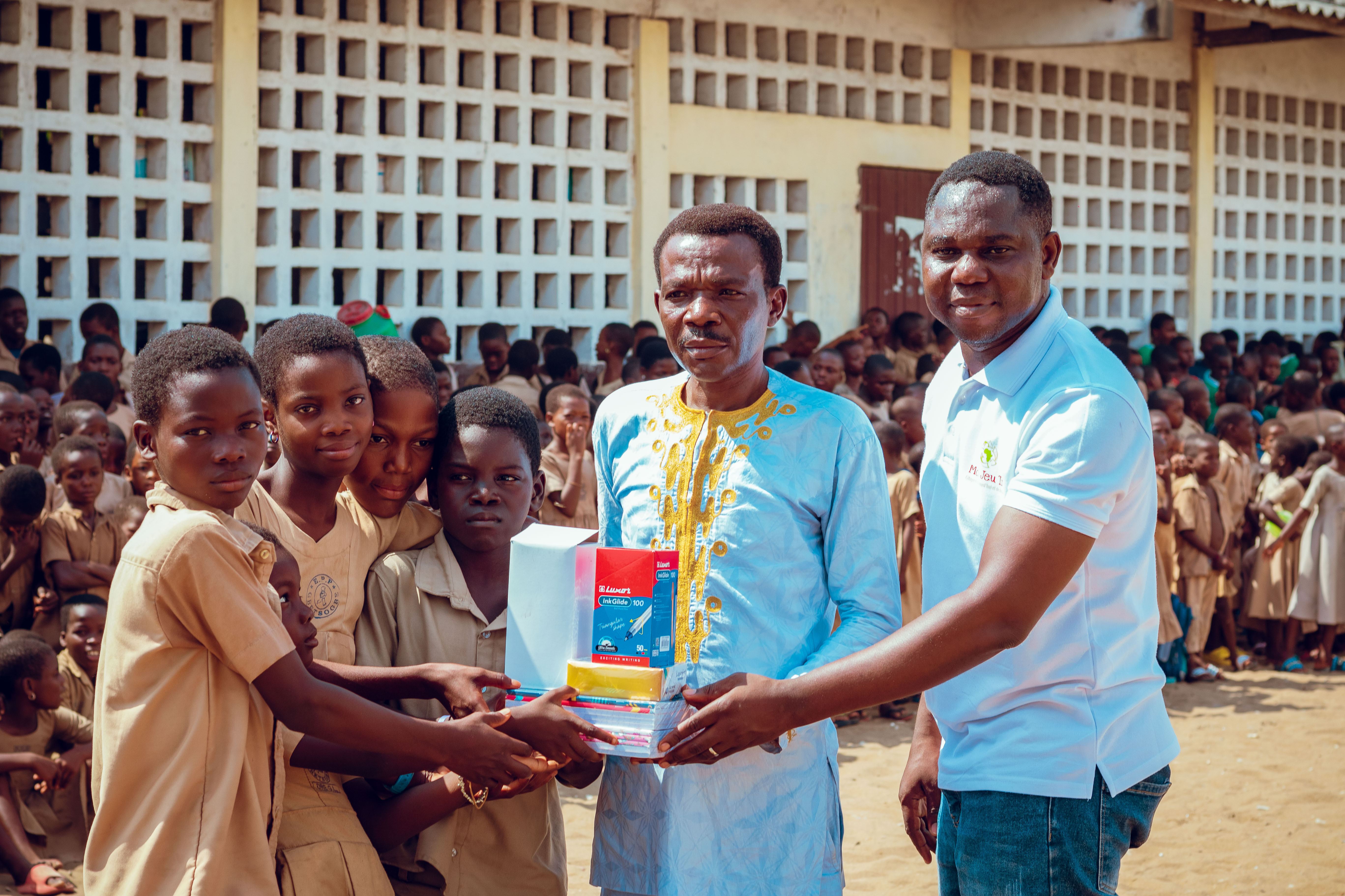 Remise de kits scolaires pour encourager les élèves sur leurs actions de tri dans les écoles au Togo